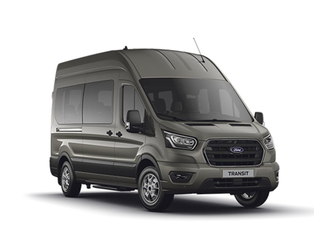 Sivi Ford Transit prednji pogled pod uglom.
